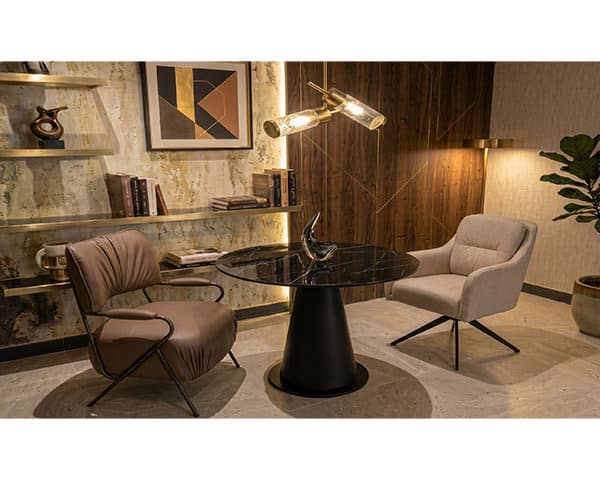 ENLEVER MOI LE CHAISE QUI EST A GAUCHE EN MARRON EN LUI REMPLACANT A CETTE CHAISE SANS LE MODIFIER