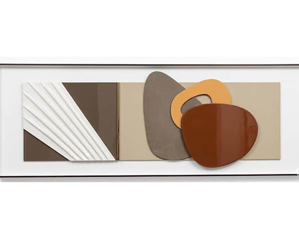 Le lot de tables de coin en verre superposé Réf JL015 est conçu pour optimiser l’aménagement des espaces tout en apportant une touche fonctionnelle et discrète. Composé de trois tables, cet ensemble permet une utilisation flexible selon les besoins : regroupées ou séparées. Les plateaux en verre associés à une finition marron et gris offrent une combinaison sobre, adaptée aux environnements modernes comme classiques. Ce type de mobilier convient aussi bien aux particuliers qu’aux professionnels au Sénégal, notamment à Dakar, pour l’aménagement de salons, bureaux, espaces d’attente ou hôtels. Grâce à leur conception empilable, ces tables permettent un gain de place appréciable dans les espaces réduits. Elles peuvent être utilisées comme tables d’appoint, supports décoratifs ou surfaces de service. Adapté au marché local sénégalais et aux standards internationaux, ce lot répond aux besoins d’un mobilier pratique, facile à déplacer et à entretenir.